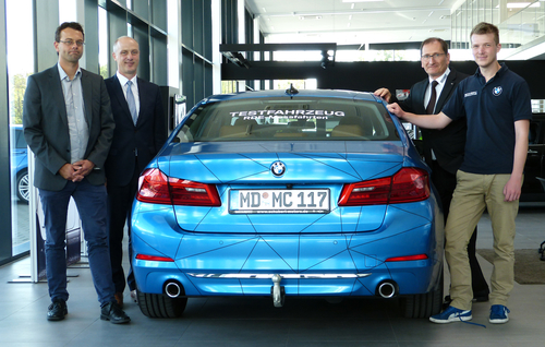 Sebastian Grahn und Dirk Bartel vom IKAM nehmen einen BMW vom Geschäftsführer der Schubert Motors GmbH, Torsten Schubert, und Markus Specht, Werkstudent bei Schubert Motorsport, entgegen